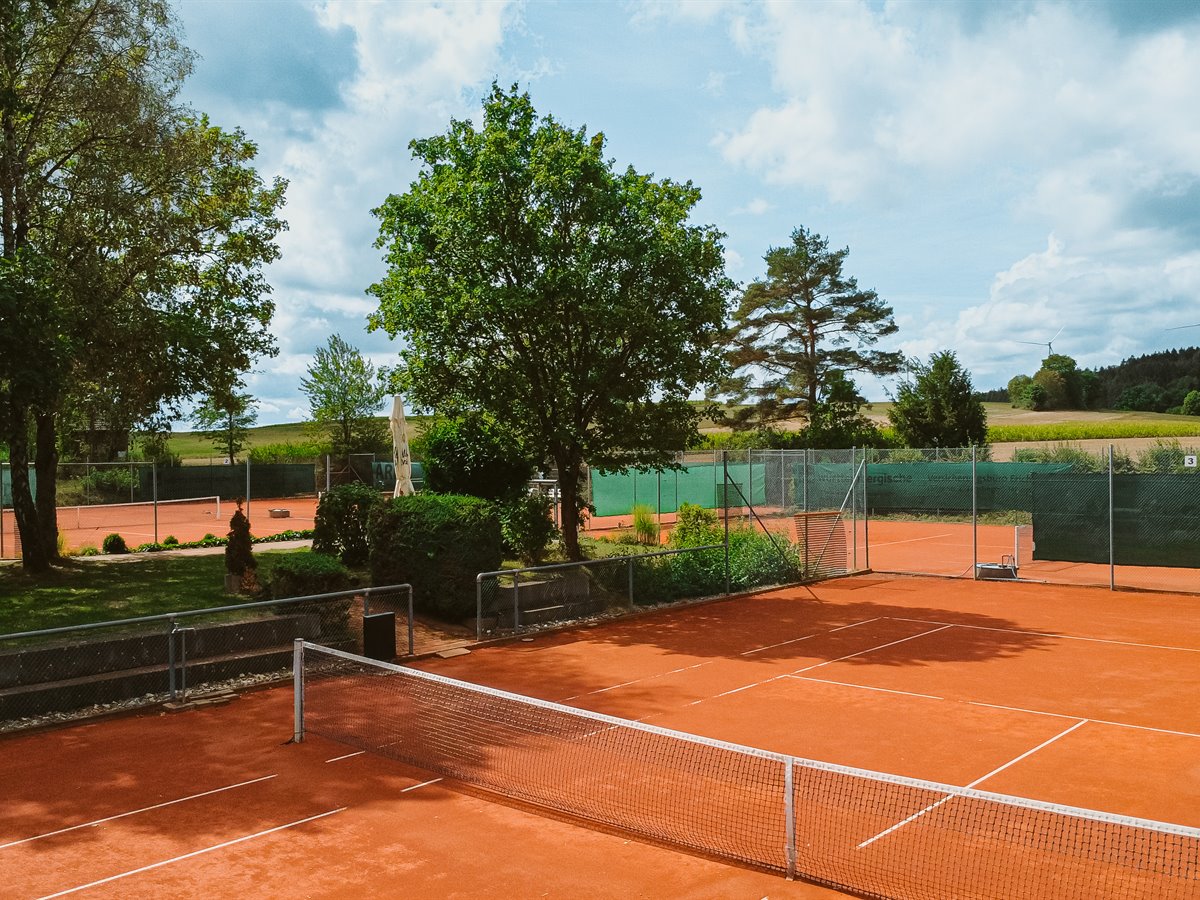 Blick über die Tennisplätze des TC Engstingen