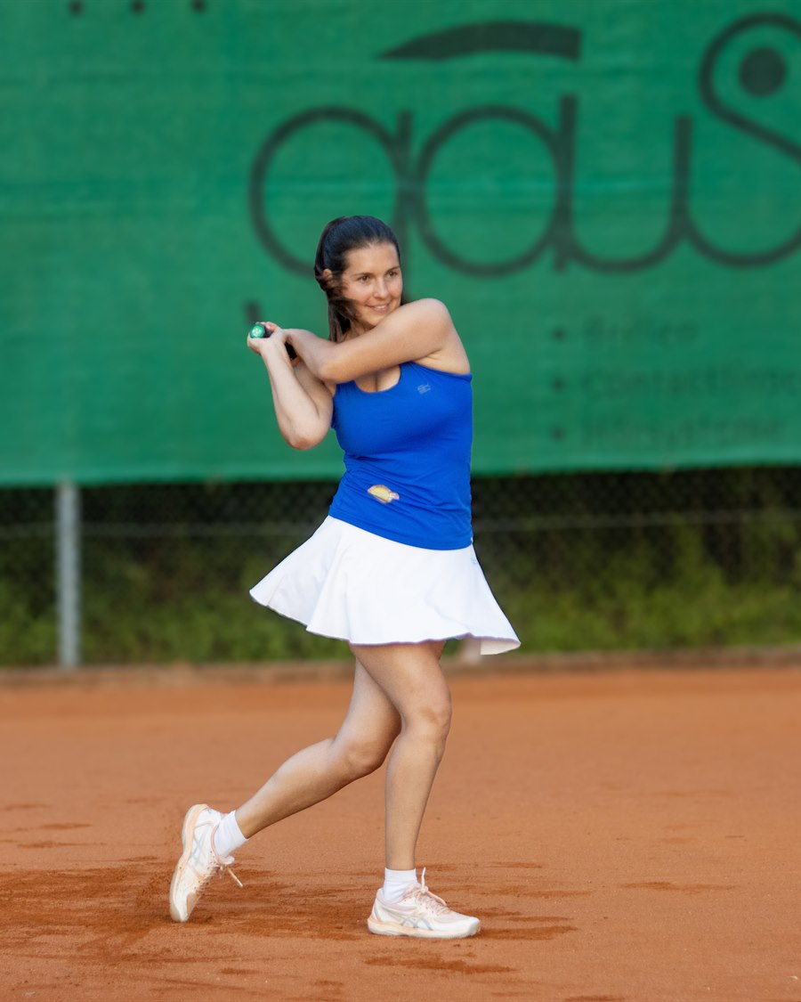 Vereinskleidung des TC Engstingen: blaues Top mit weißem Tennisrock