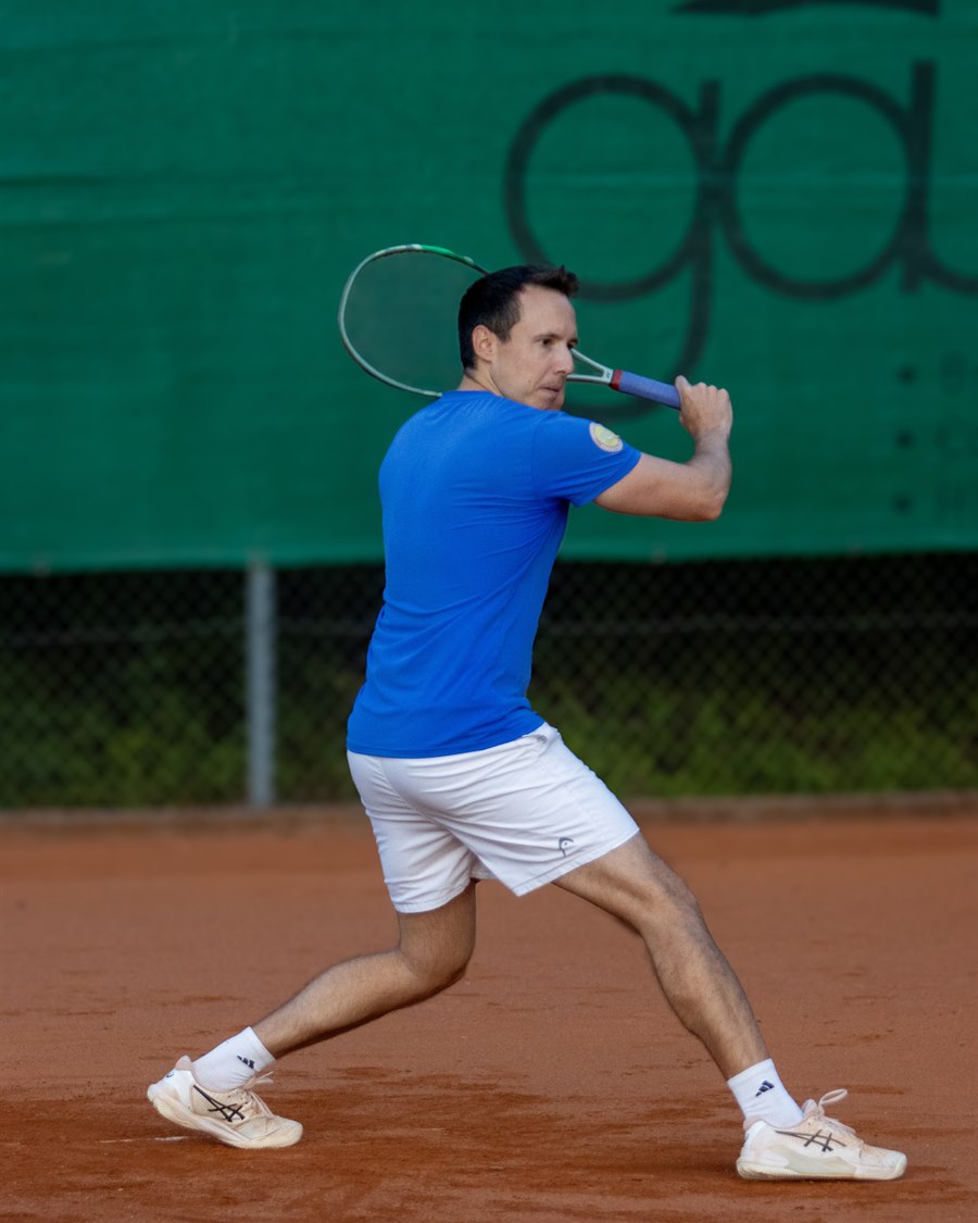 Vereinskleidung des TC Engstingen: blaues Shirt mit weißer Tennishose